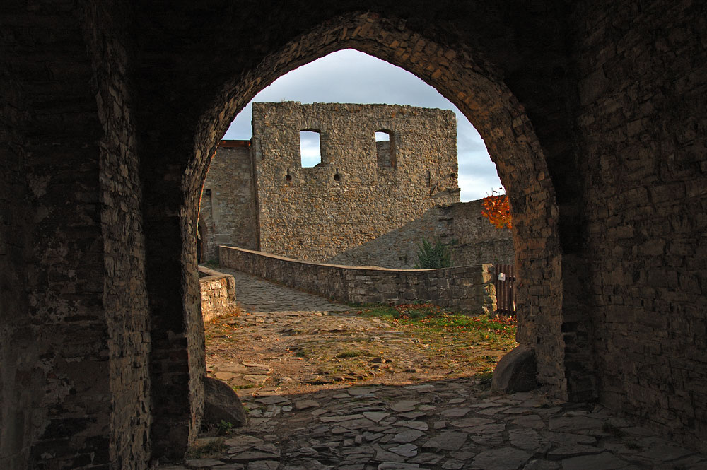 DSC12539-Hukvaldy.jpg - Novodobý kamenný most ve starém hradu