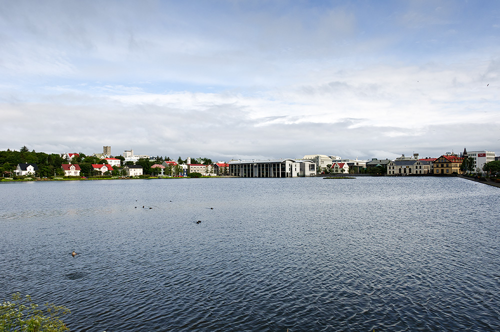 DSC90_18304AW1.jpg - Radnice - Ráðhús Reykjavíkur a Tjörn ("The Pond")