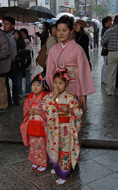 DSC13228-japX.jpg - Milá rodinka před chrámem v historické části Tokya - Asakusa