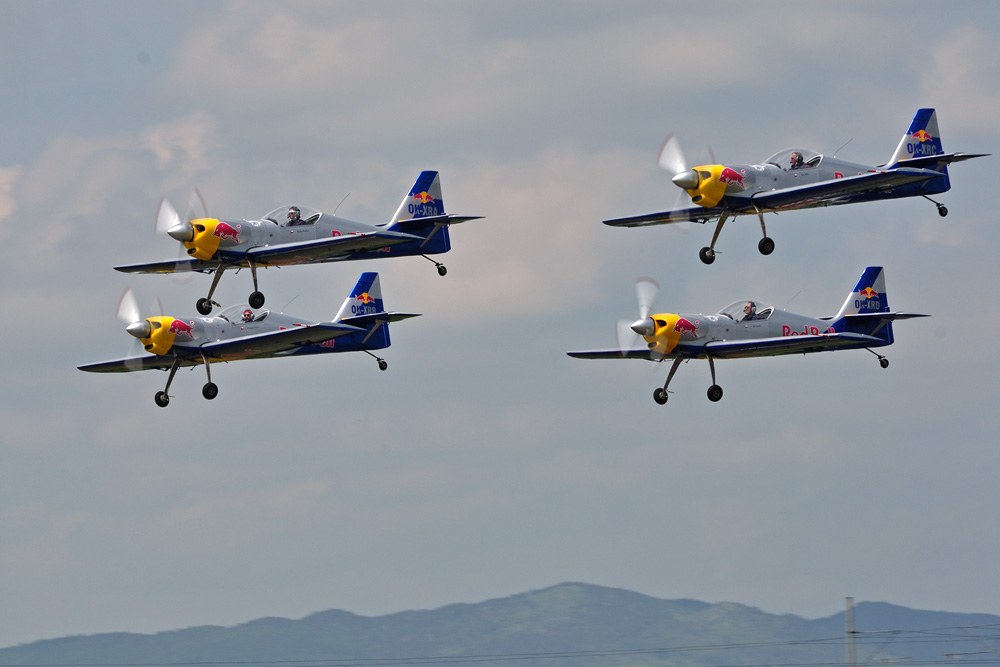 DSC90_16068NW.jpg - 4x Z-50LX Flying Bulls Aerobatic Team