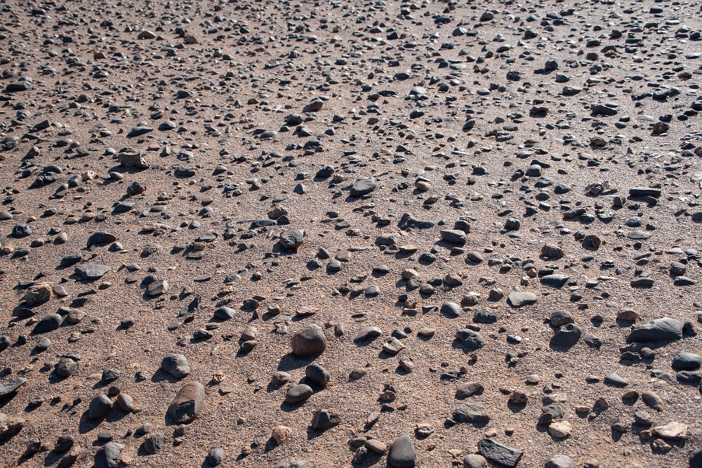 DSC75_27602-138.jpg - Všude samé drobné kameny - poušť typu hamada