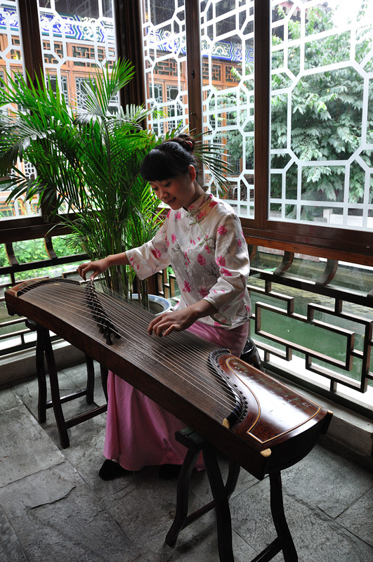 DSC90_28680NW.jpg - Hráčka na Guženg / Guzheng