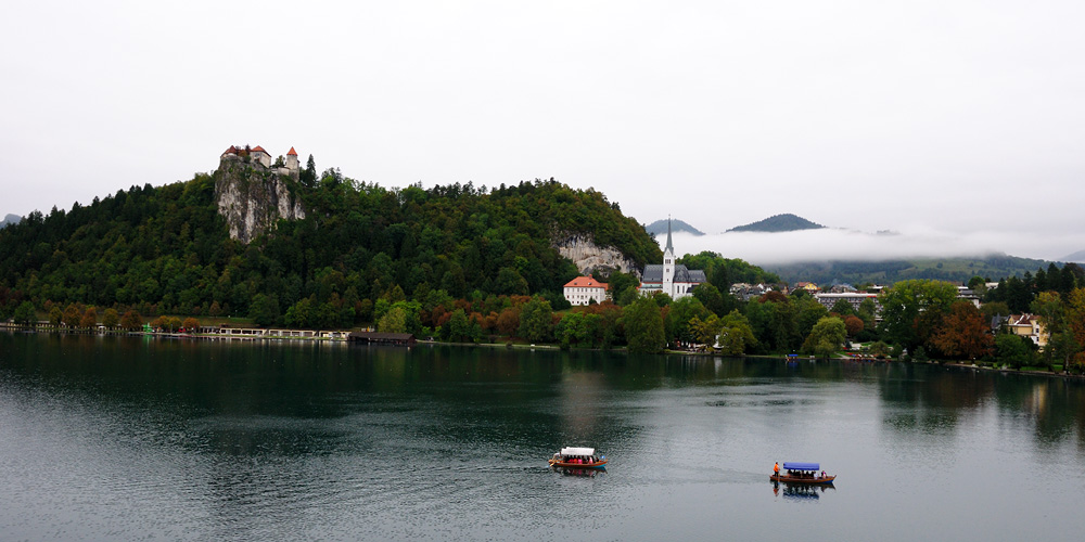 DSC90_09763NW.jpg - Pohled na hrad nad jezerem - proměnlivý každým okamžikem