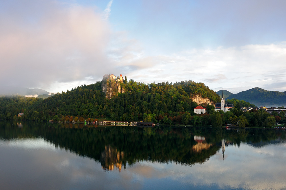 DSC90_10200NW.jpg - Pohled na hrad nad jezerem - proměnlivý každým okamžikem