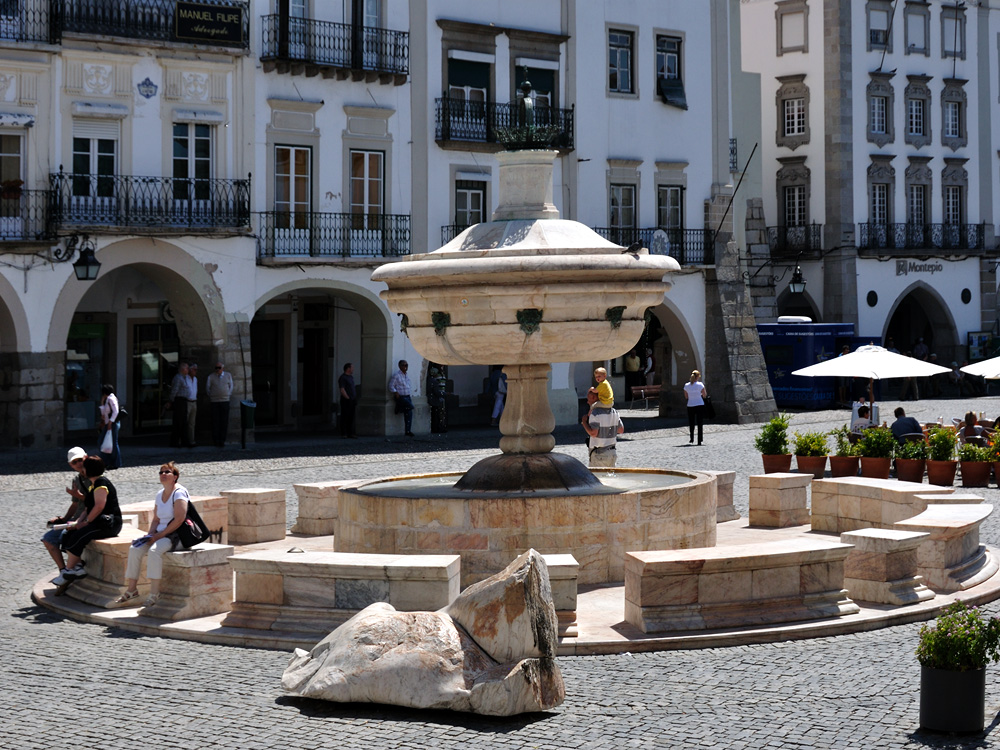 DSC90_04652NW.jpg - Renesanční fontána na náměstí Largo das Portas de Moura. Má tvar globu obklopeného vodou symbolizuje věk objevitelů.