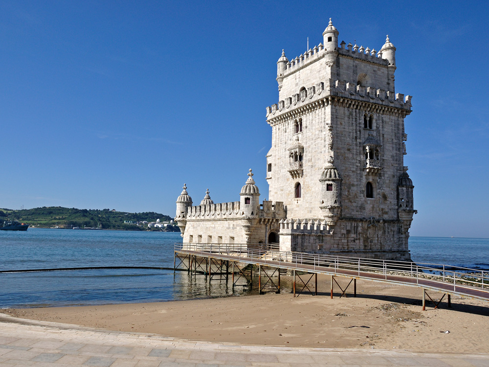 DSC90_04110NW.jpg - Belémská věž (Torre de Belém) - postavena na začátku 16. století ve stylu portugalské pozdní gotiky - v manuelském stylu, na památku expedice Vasco da Gama. Je na seznamu světového dědictví UNESCO