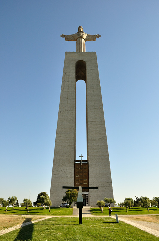 DSC90_04445NW.jpg - Socha Krista  (Christo Rei) - na 82 m vysokém postavci stojí socha 28 m vysoká