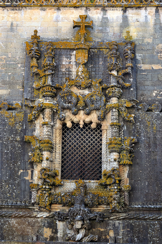 DSC90_03727NW.jpg - Tomar - okno chrámu, tzv. Manuelské okno - vrcholné dílo portugalské pozdní gotiky zvané manuelský sloh nebo manueline